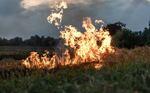 Incendio, chiusa la SP 583 tra Paré e Onno