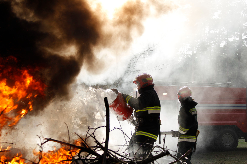 Incendi nel lecchese: vigili del fuoco mobilitati in tre fronti