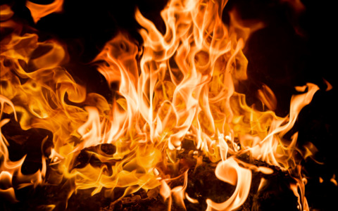 Camper in fiamme sulla SP72, intervento a Bellano