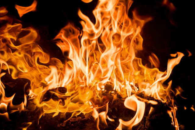 Camper in fiamme sulla SP72, intervento a Bellano