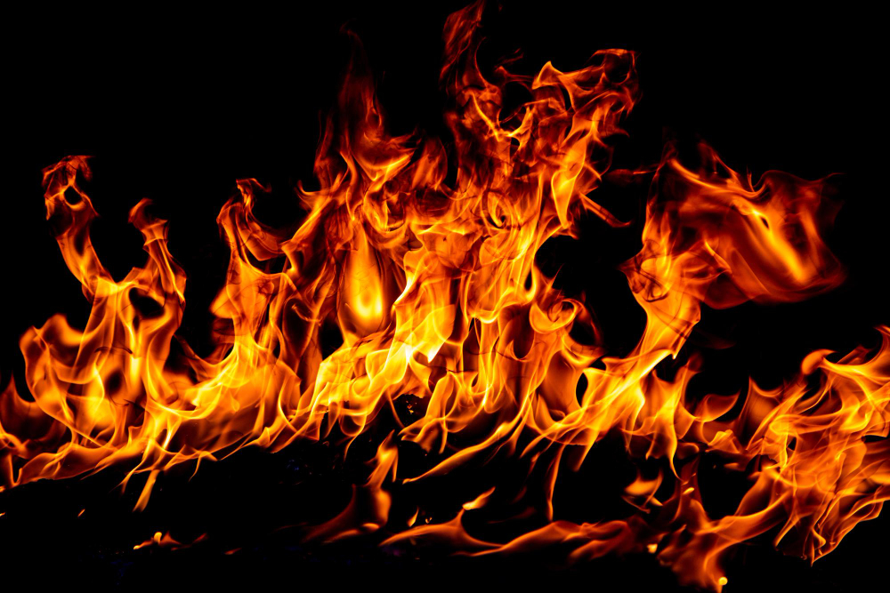Riattivazione dell’incendio sul Moregallo: operazioni di spegnimento intensificate