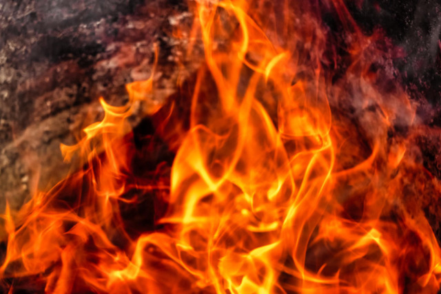 Incendio sul Moregallo, il Canadair torna con la luce