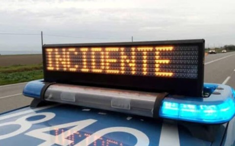 Incidente tra auto e moto nella galleria Monte Piazzo: 4 feriti