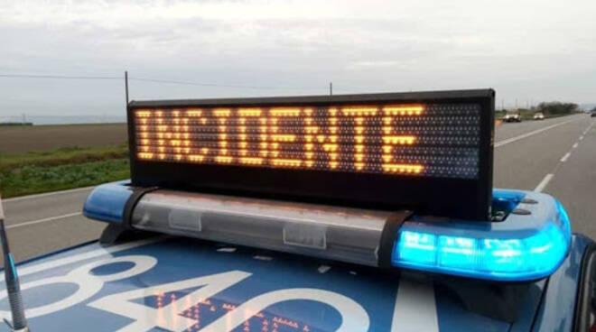 Incidente tra auto e moto nella galleria Monte Piazzo: 4 feriti