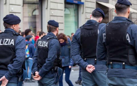 Rissa tra bande di ragazzi nel centro cittadino, attimi di paura