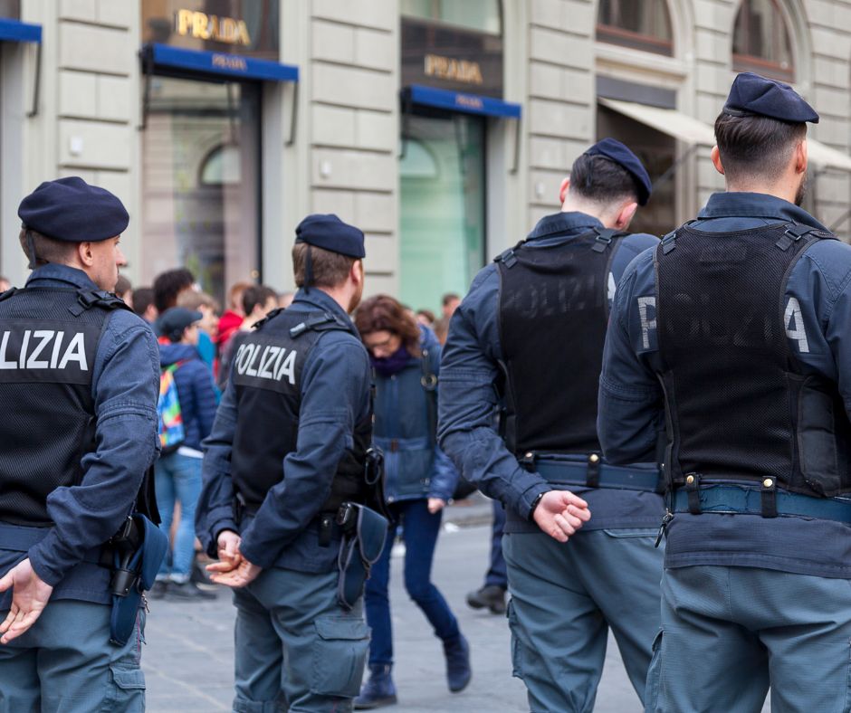 Rissa tra bande di ragazzi nel centro cittadino, attimi di paura