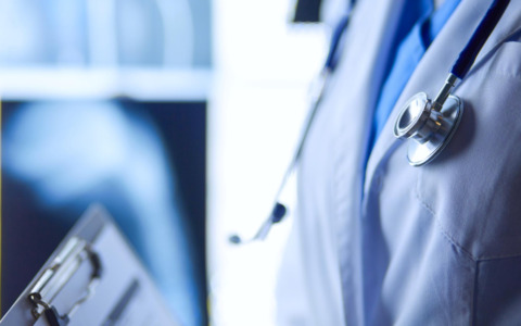 Farmaco anticancro protegge le ossa e riduce il peso nei test