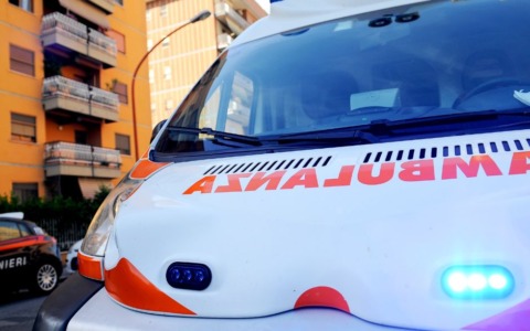 Evacuata persona in difficoltà a Lecco con l’autoscala dei vigili del fuoco