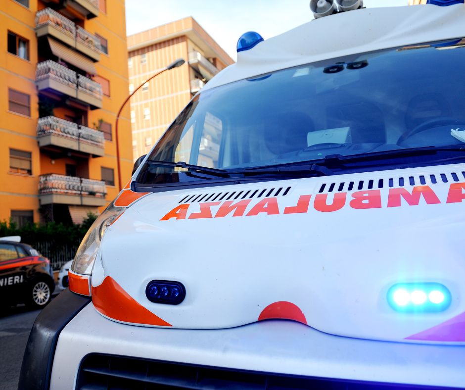 Evacuata persona in difficoltà a Lecco con l’autoscala dei vigili del fuoco