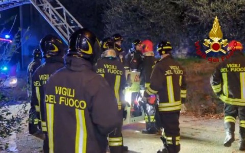 Intervento dei vigili del fuoco per gasolio versato al distributore