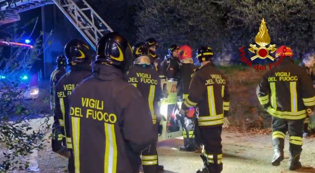 Intervento dei vigili del fuoco per gasolio versato al distributore