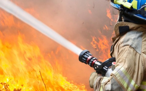 Incendio al Moregallo: selfie ostacolano i vigili del fuoco