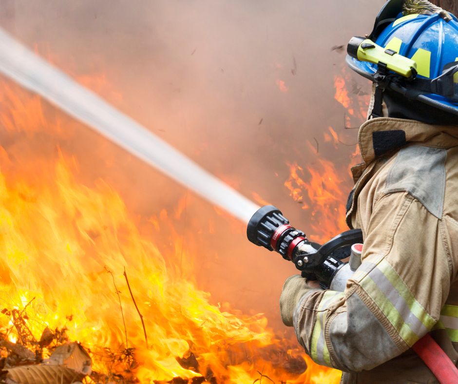 Incendio al Moregallo: selfie ostacolano i vigili del fuoco
