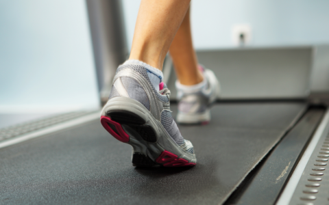 Tapis roulant lasciato tra rifiuti e vestiti